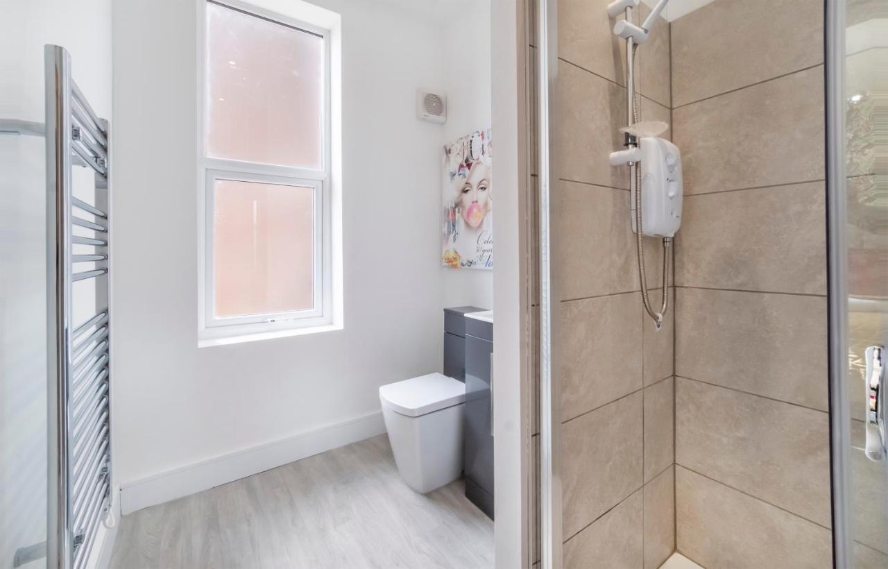 Innvigour Bespoke House With Free Parking For 3 Cars Holiday home York